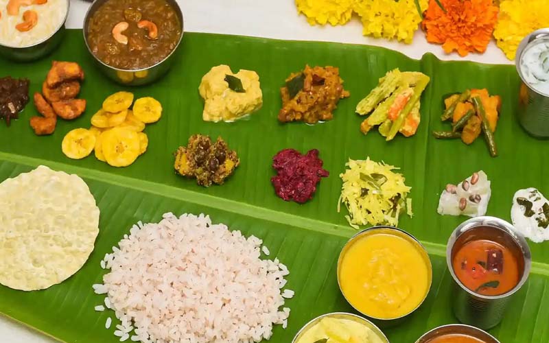 Guests enjoying traditional Kerala lunch on Kannur Houseboat during scenic backwater cruise near Parassinikadavu
